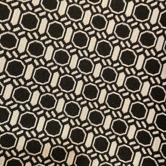 Beautiful black and white mid-length skirt. Perfect for the office. - Picture 5 of 5